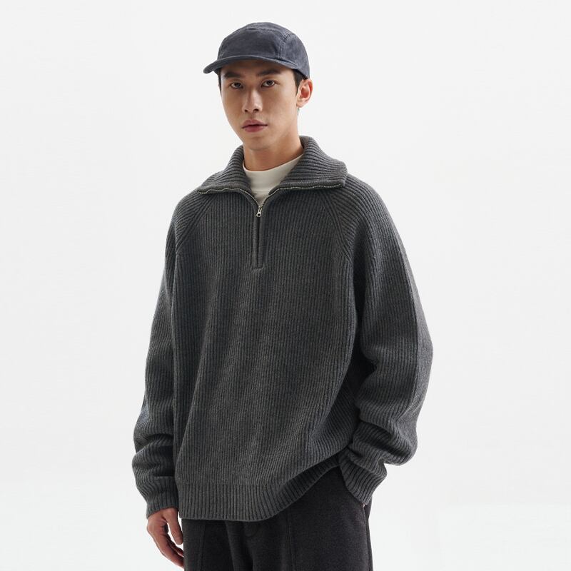 灰色ハイネックハーフジップニットセーター