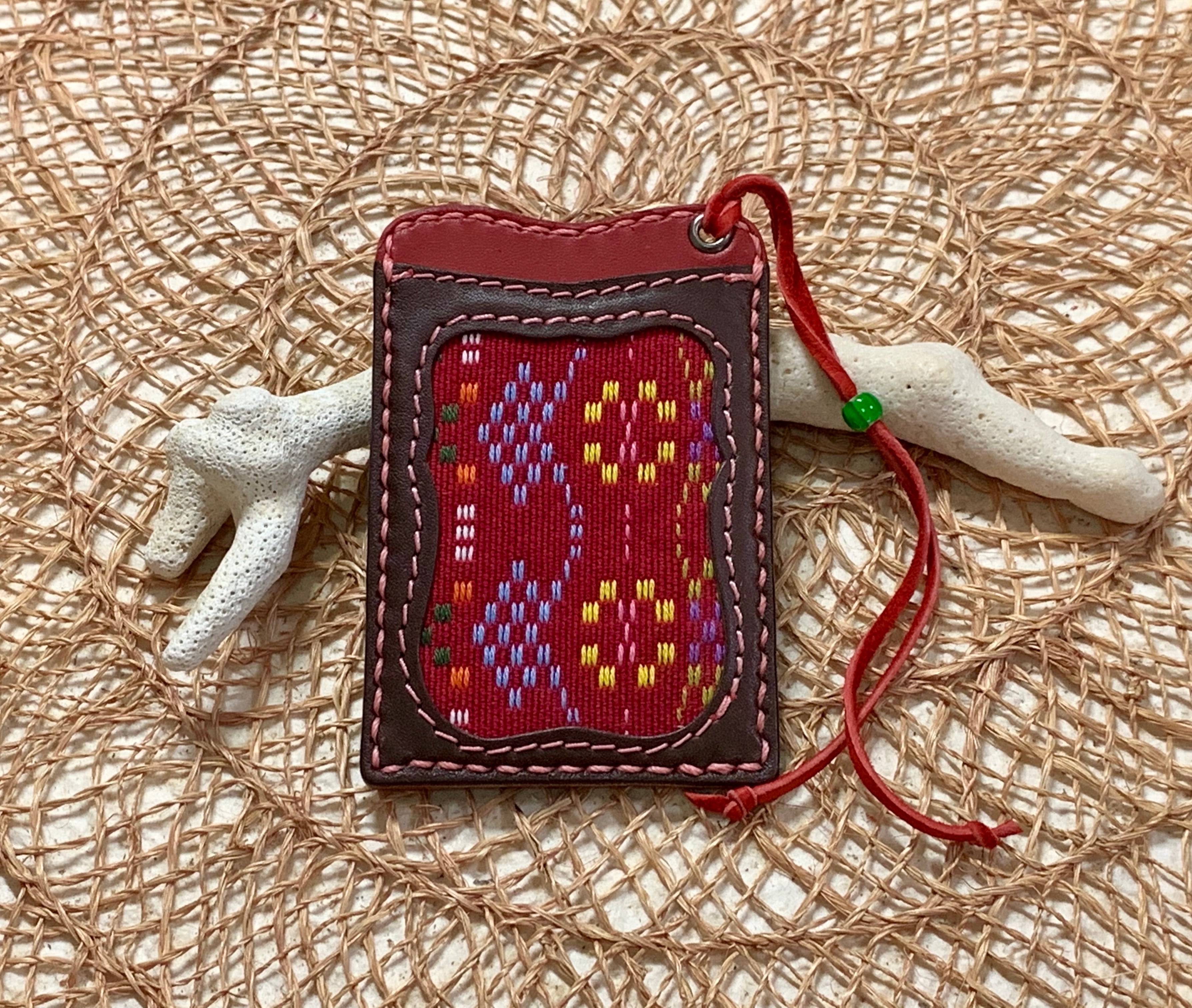 読谷山花織パスケース   花織  赤色　　革　コゲ茶・赤