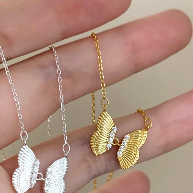 20pastシルバーひらひら舞う蝶ネックレス 2s