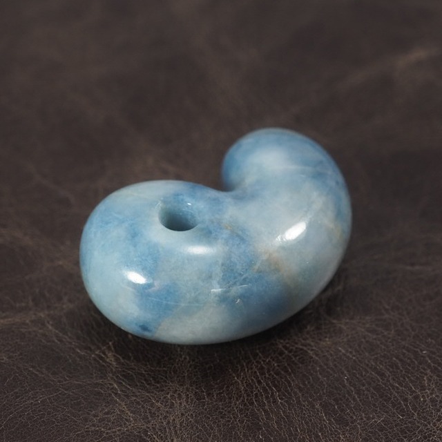 糸魚川翡翠 コン沢 青翡翠 勾玉 17.2g Itoigawa Blue Jadeite magatama 
