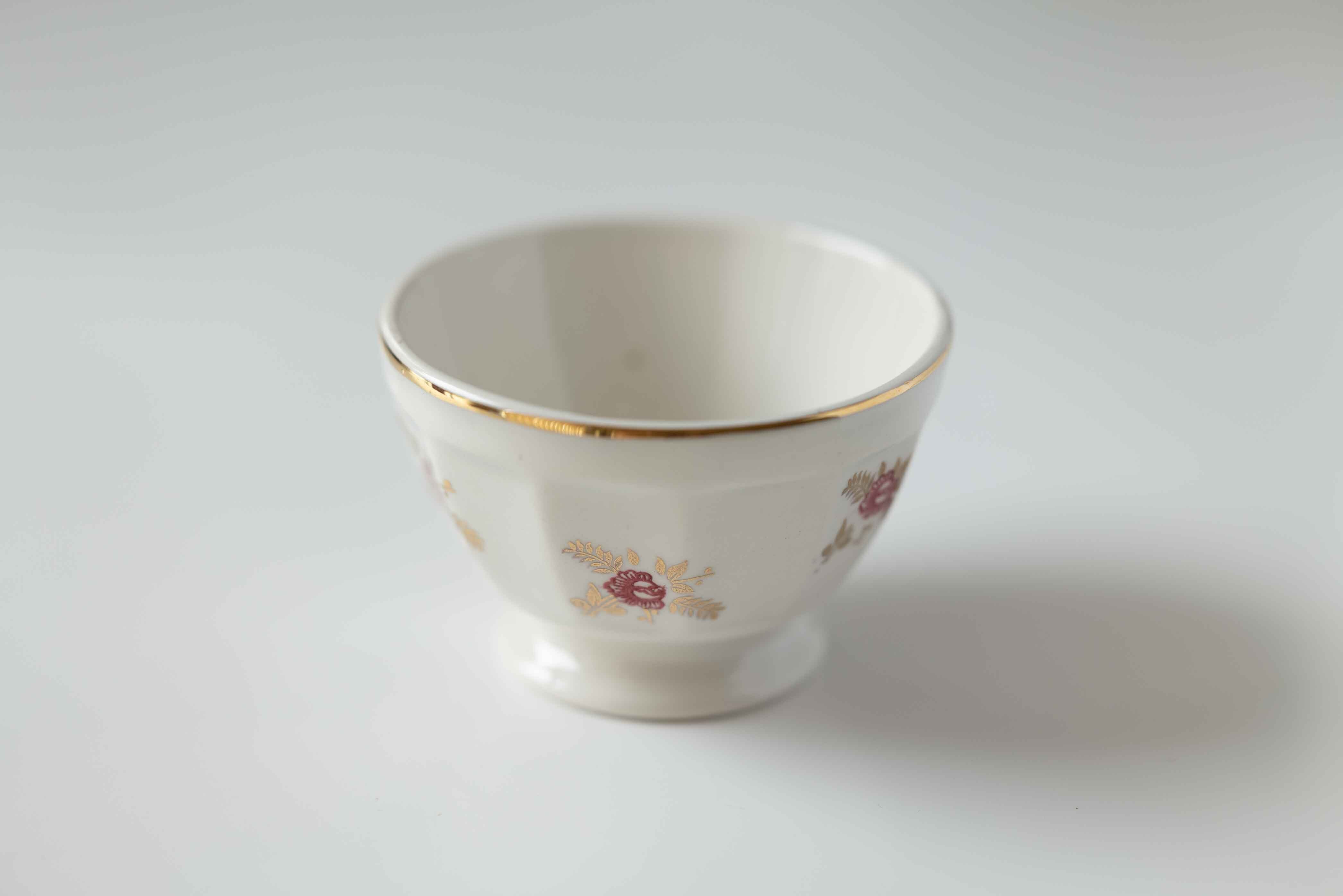 4/0 の記載あり、一番小さな0サイズ 金彩に小腹が可憐なミニミニボウルです。おそらくDIGOIN&SARREGUEMINES (ディゴワン&サルグミンヌ)製