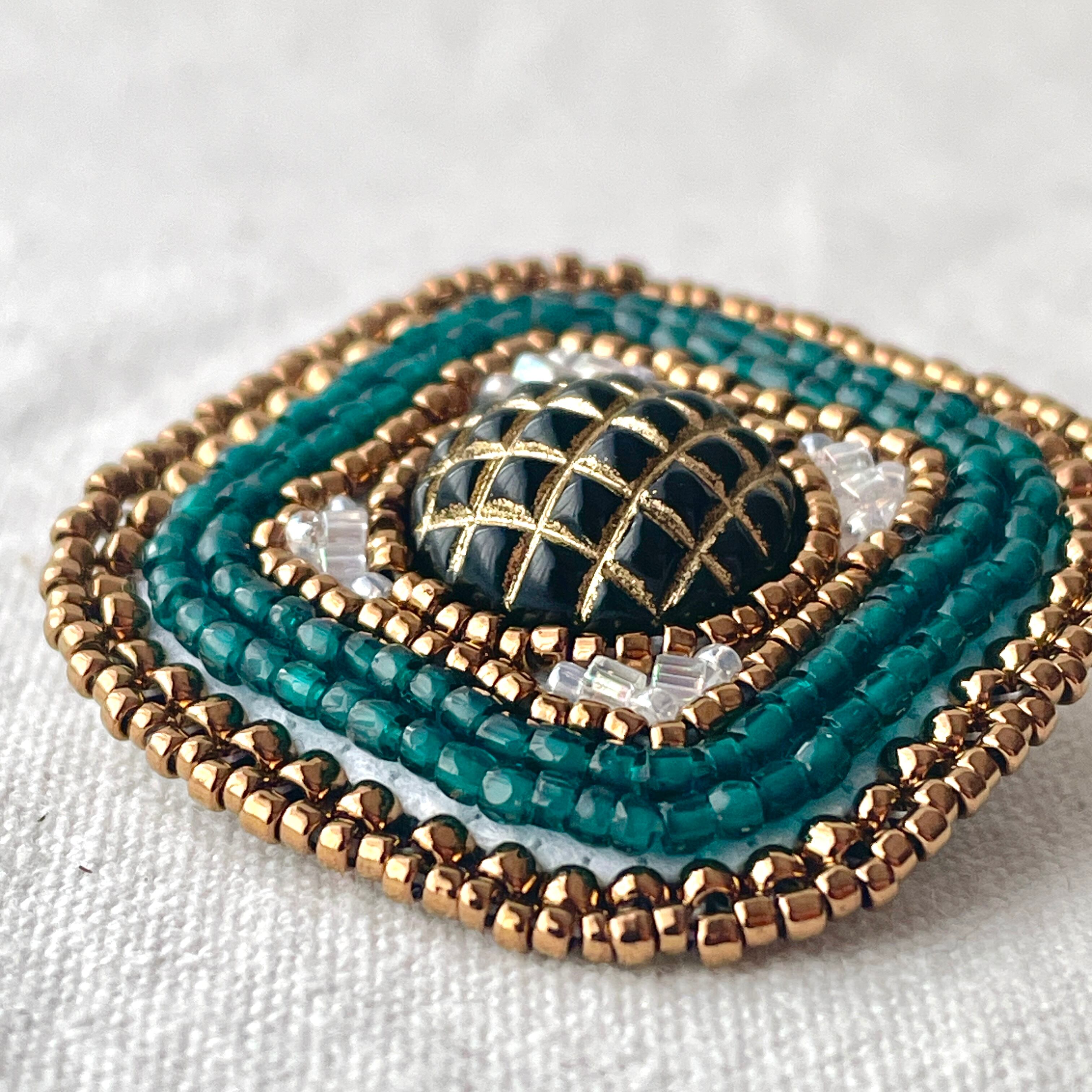 グリーン×ゴールド・クロスチェックカット〈ビーズ刺繍のブローチ
