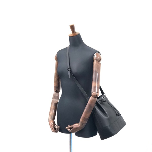 VALENTINO GARAVANI ヴァレンティノガラヴァーニ ロゴ型押し レザー 巾着 ショルダーバッグ ブラック vintage ヴィンテージ オールド vxthd4