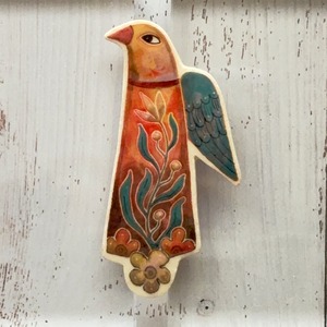 at864 リトアニア直輸入　陶器のピンバッジ（鳥）