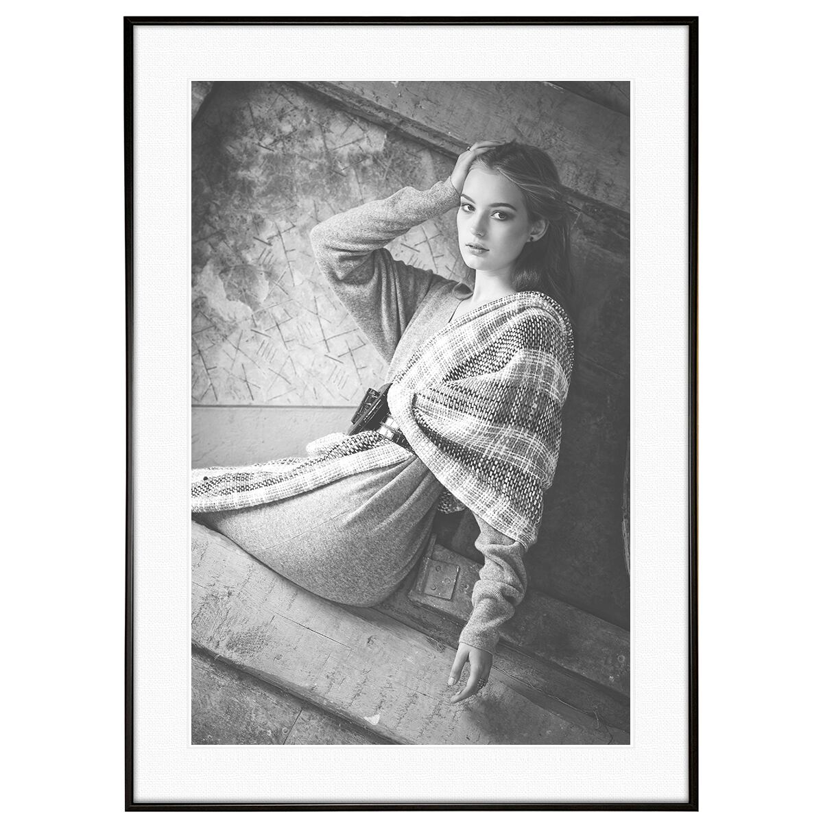 人物写真 セーターを着た女性 モノクロ インテリアアートポスター額装 AS3760