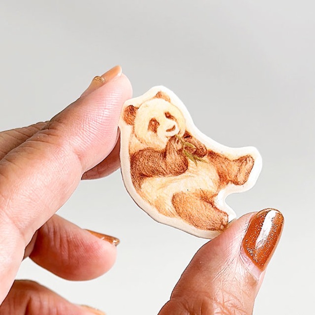 絵本みたいなブローチ『食べるパンダ』