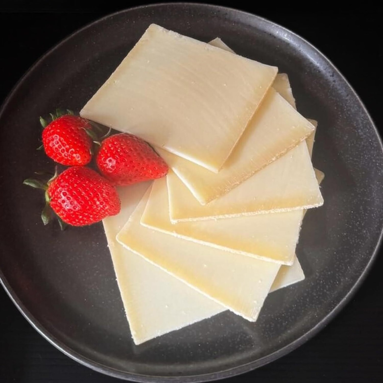 グラスフェッド スイス産 グリュイエール AOP 12ヶ月熟成（1kg）Swiss Grass-Fed Gruyère AOP – 12-Month Aged, 1kg, Individually Cut from the Wheel