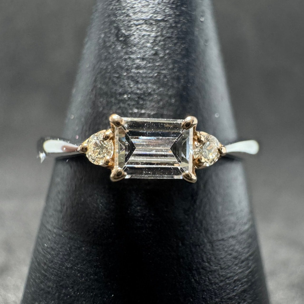 Pt/K18PG 0.184ct エメラルドカットダイヤモンド サイドメレリング
