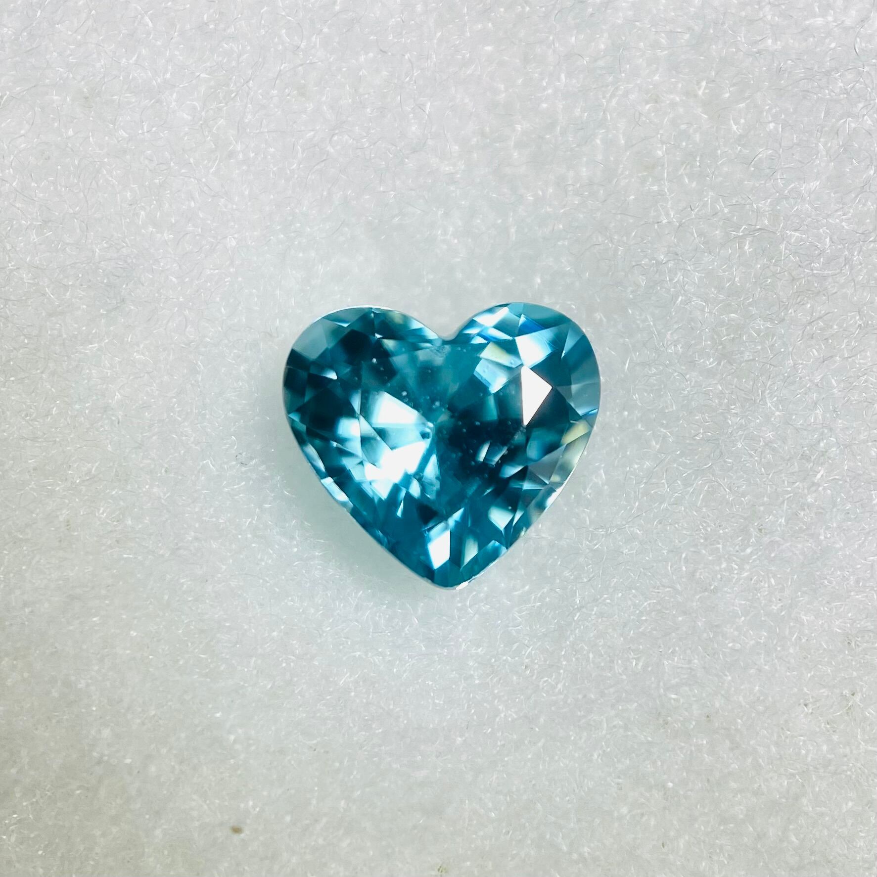 キラキラ海面のようなハートジルコン