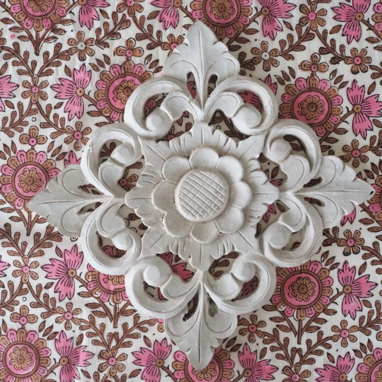 ブロックプリント生地【50cm単位】インド綿 片耳デザイン付き 花柄 白×ブラウン×ピンク #44089-WT2