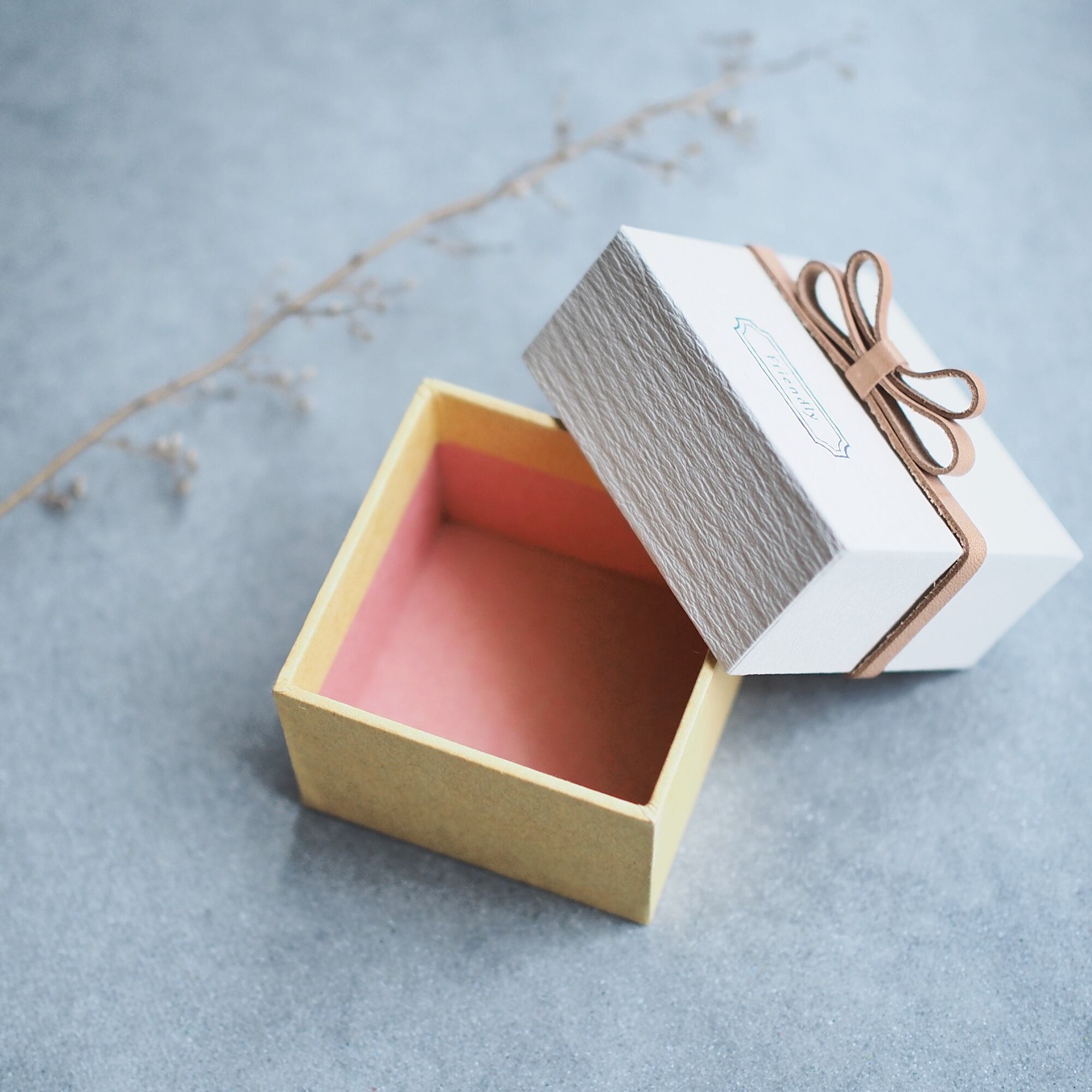 彫刻可/Friendly 生成り) 55x55mm 蝶リボン 気持ちを伝える 本革付