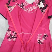 フラダンス 衣装 ワンピース ドレス ムームーファクトリー ピンク系 T&L MUUMUU FACTORY ハワイ製 シンプル プルメリア柄 かわいい 華やか 鮮やか 明るい 黒 ハワイアン アロハ ハワイアンプリント フラ ダンス レッスン 練習 おしゃれ