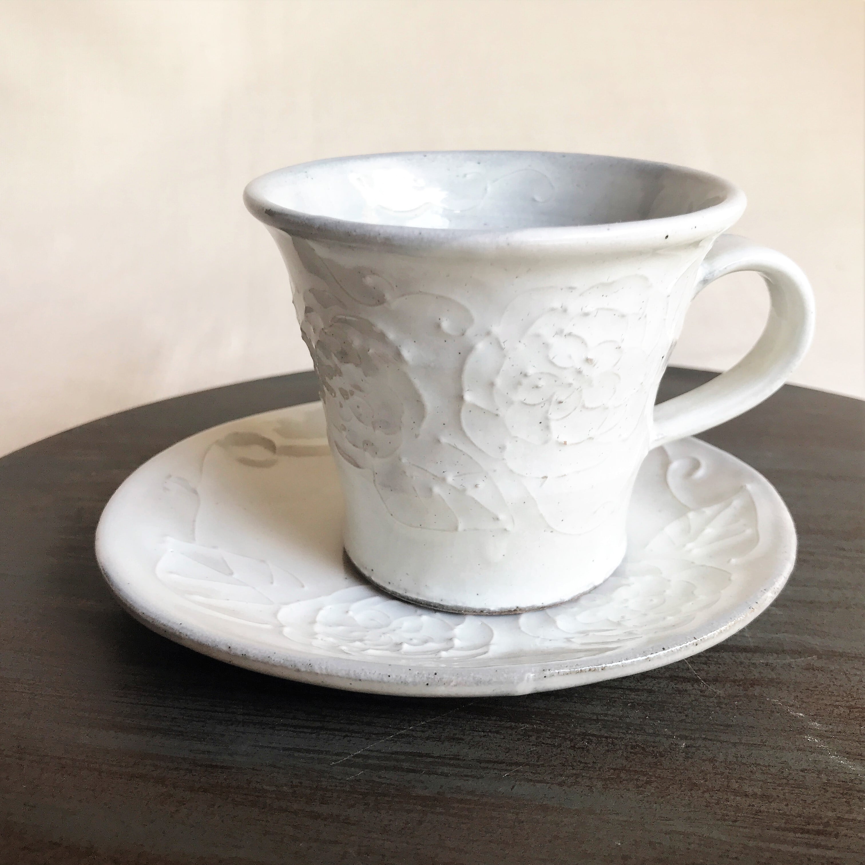 コーヒーカップアンドソーサー ルリエフ薔薇 粉引き | 武山窯の