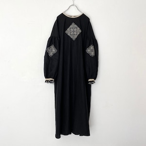 [ Ladies ] ソロチカ刺繍のリネンギャザーワンピース -black-