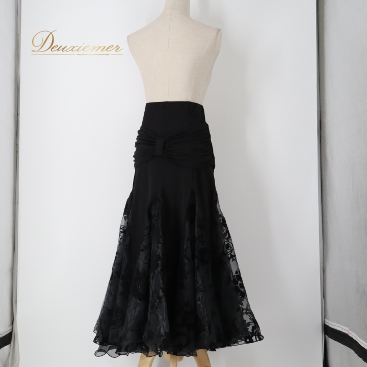 社交ダンス 衣装 スカート ブラック系 タカダンス TAKA DANCE 黒 シンプル 透け感 花柄 バラ柄 植物柄 チュール ベロア ふんわり フレア 上品 大人っぽい おしゃれ 練習着 レッスン レッスン着 練習 ブラック おしゃれスカート フレアスカート ダンス衣装 練習用 チュールスカート 大人女性 花柄スカート 透けスカート ボリューム感 ダンス用スカート エレガント ブラックファッション ふんわりスカート