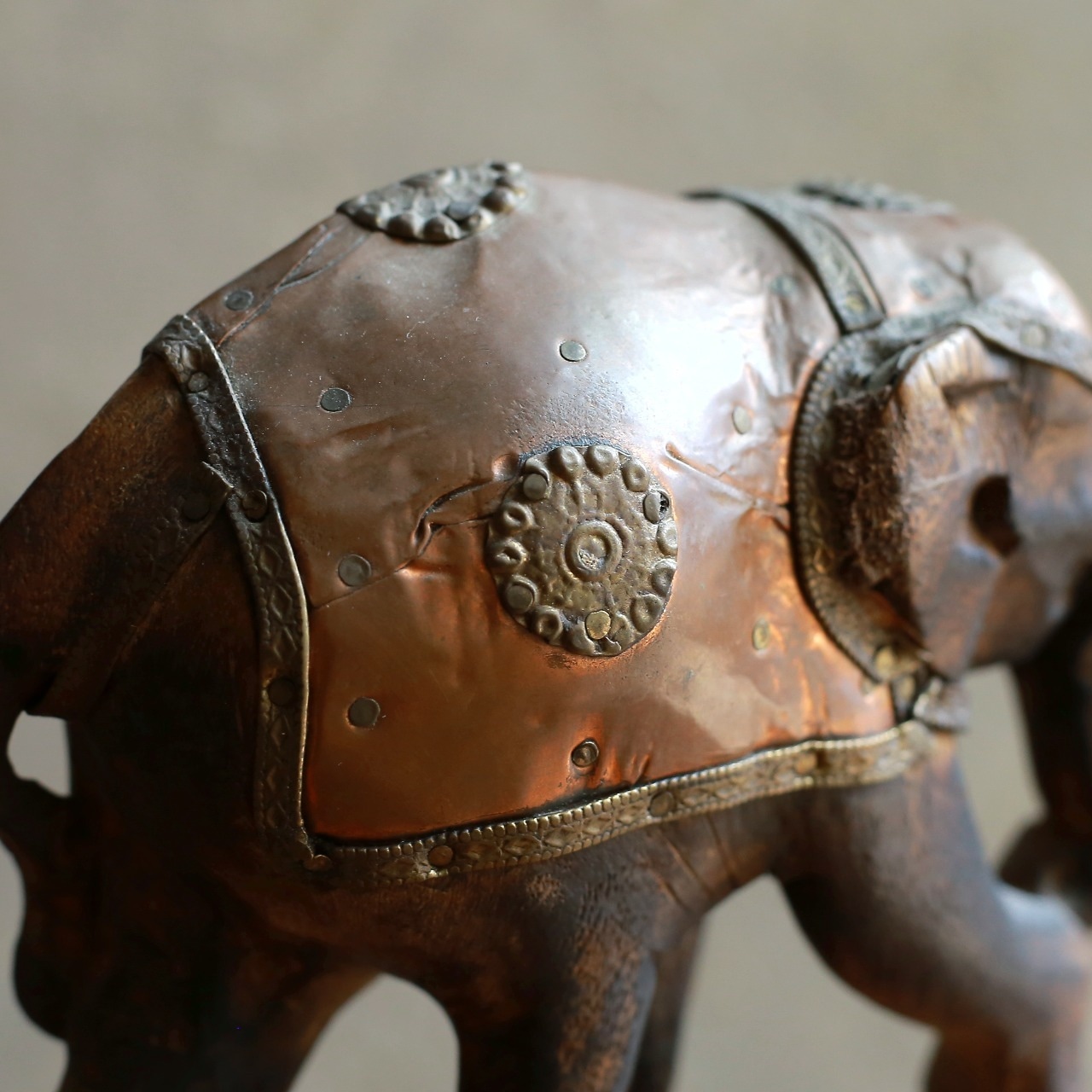 楽しげに玉乗りをする、味わい深い象