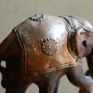 楽しげに玉乗りをする、味わい深い象