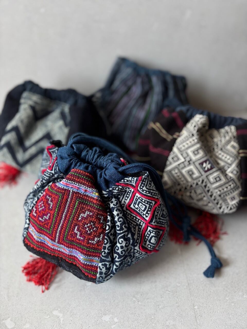 b タイ　モン族　刺繍　マルチカバー　ろうけつ染め　大判 モン族刺繍ろうけつ染めロングスカート[NO,3] | タイの民族刺繍雑貨