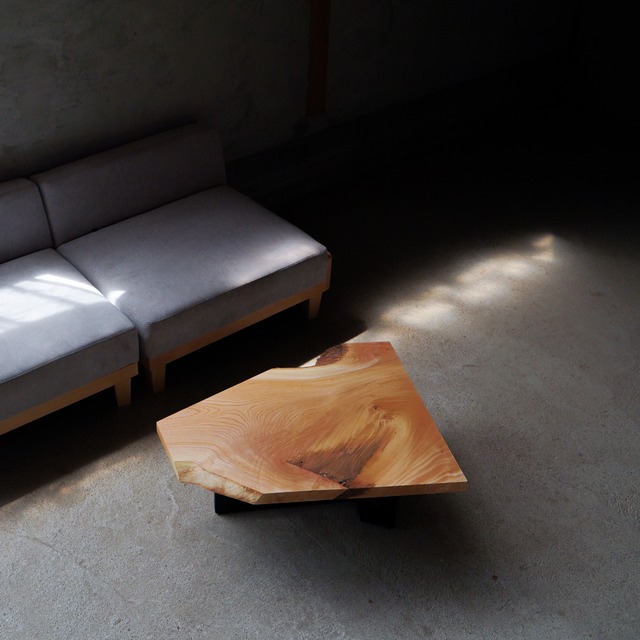 ランダムにカットした欅の一枚板　ローテーブル