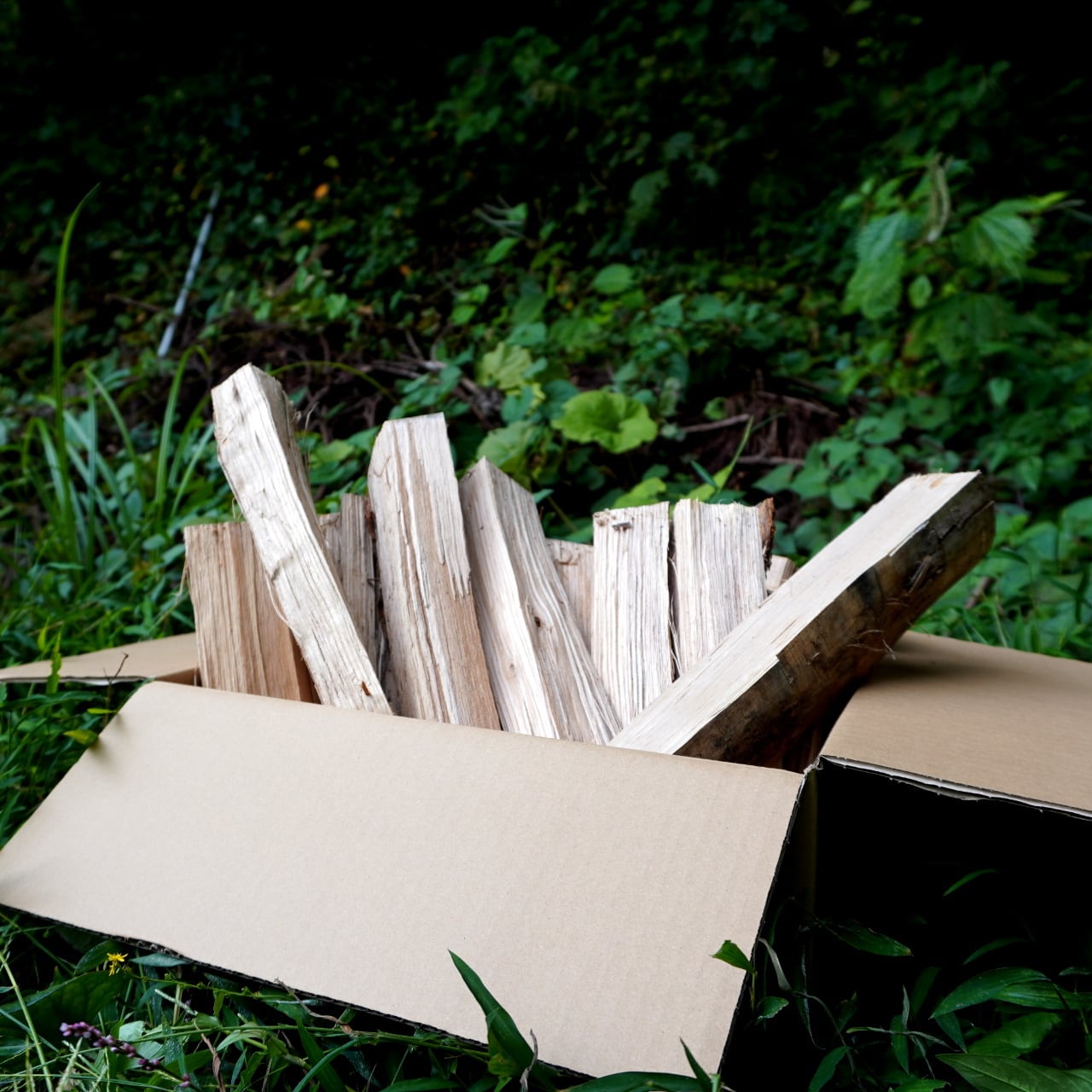 送料無料】 秋田の薪 100サイズ 約10kg 薪ストーブ ピザ窯 | 薪屋 もりつく