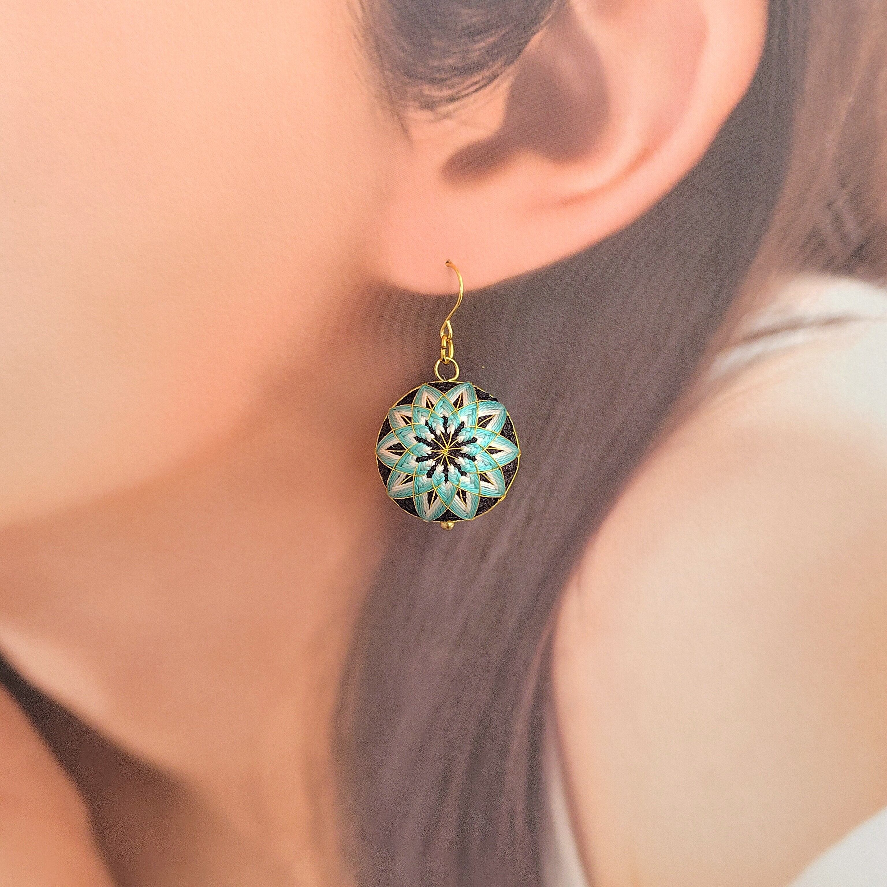 手まりフックピアス Blume[花] - 白 × エメラルドグリーン - ｜ temari