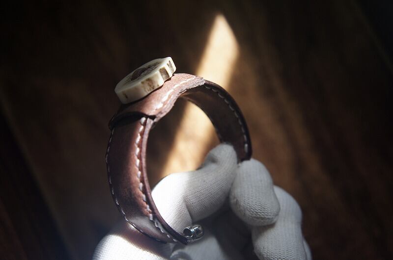 マヤベリーのレザーバングル【鹿角】【ダークブラウン】｜手作り革財布