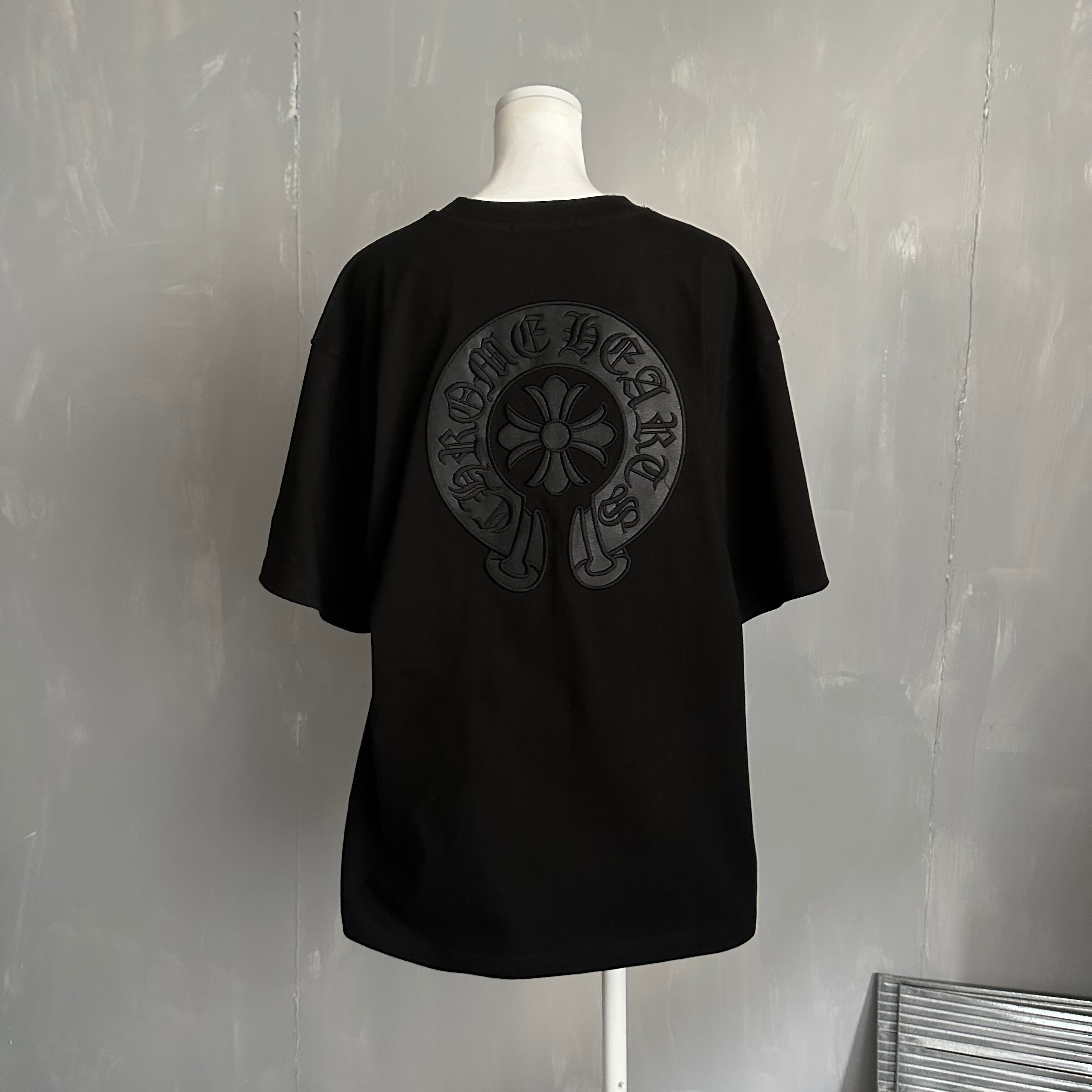 7月中旬【ユニセックス】レザーワッペンホースシュー×クロスTシャツ