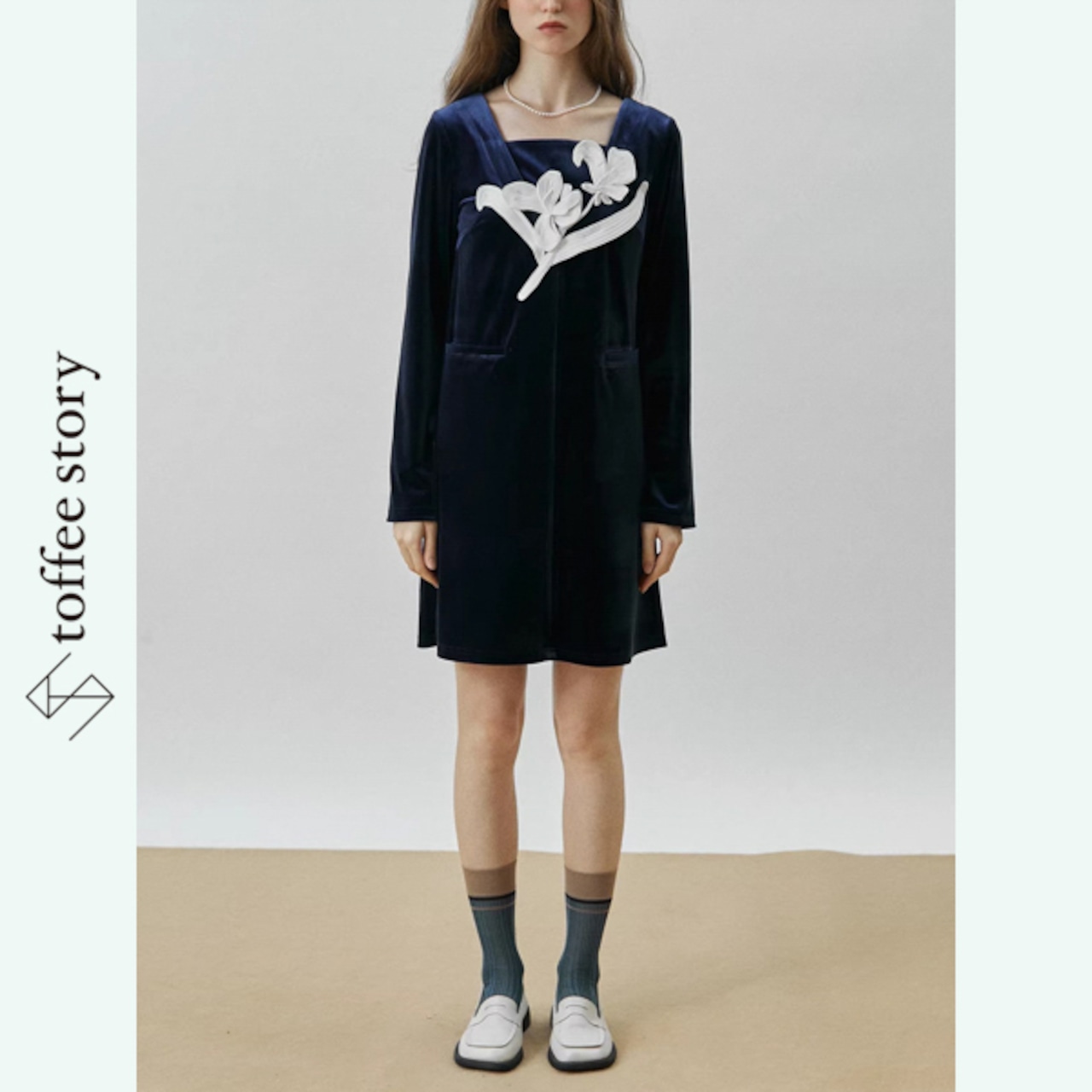 青光に咲く白花の印象：スクエアネックワンピース《XU0276》