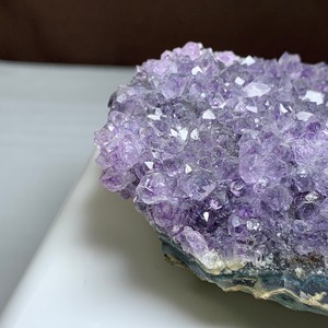 アメジスト原石クラスターに住み着くフローライトハリネズミさん