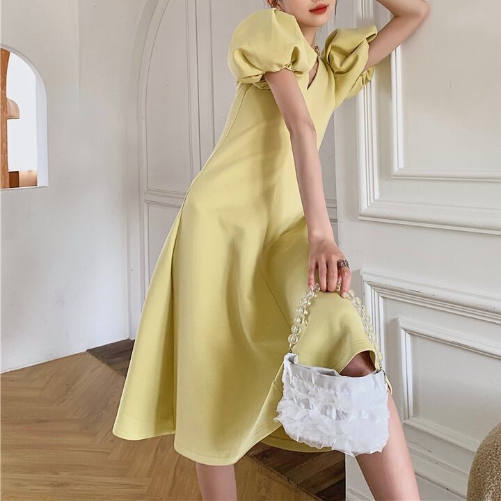 あや乃 Muel Chic パフスリーブワンピース 未使用品 吉川ちかちゃん着用】パフスリーブVネックミディ丈ワンピース | ROSE AURA