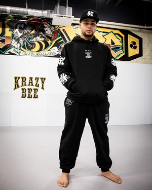 残りわずか！RVCA KRAZY BEE HOODIE パーカー ¥15,000+tax(¥16,500)