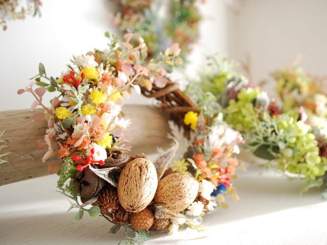 every month Wreath：密集させた小さな花のガーリーなリース/ジプソ