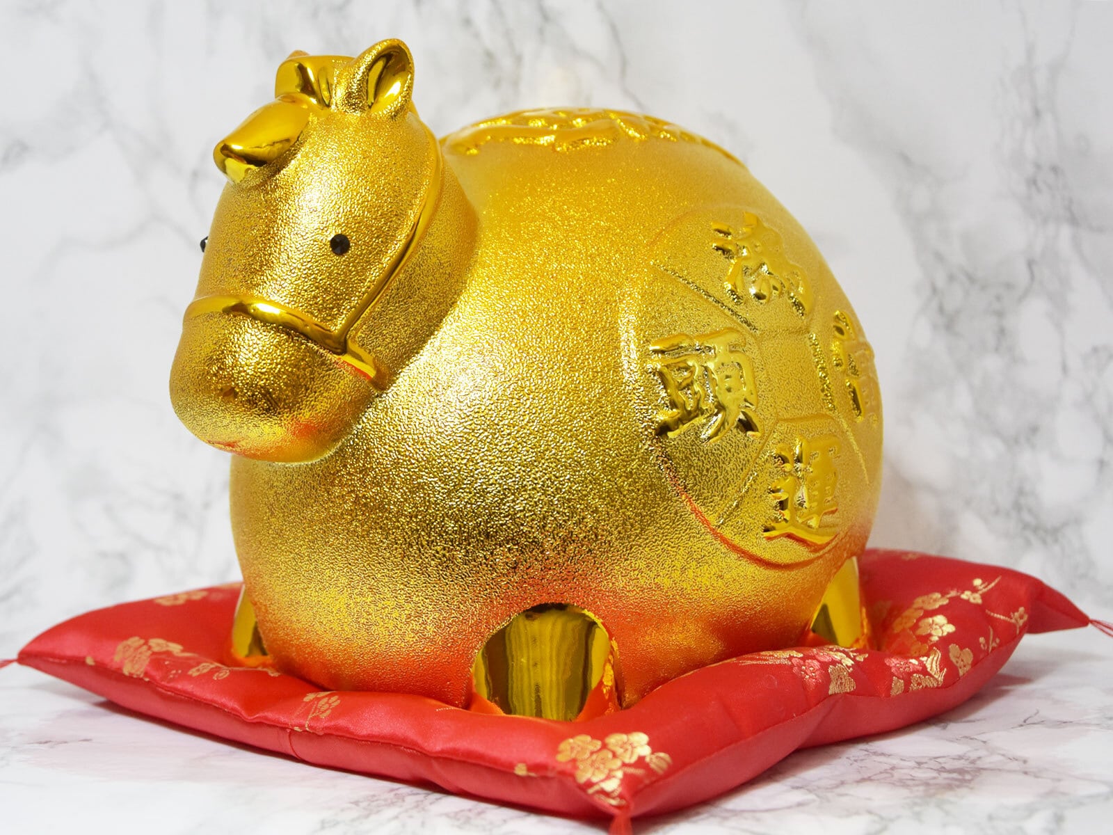 黄金の馬 置物 貯金箱 午年 招財 金運 仕事運 赤座布団付 | 世界の