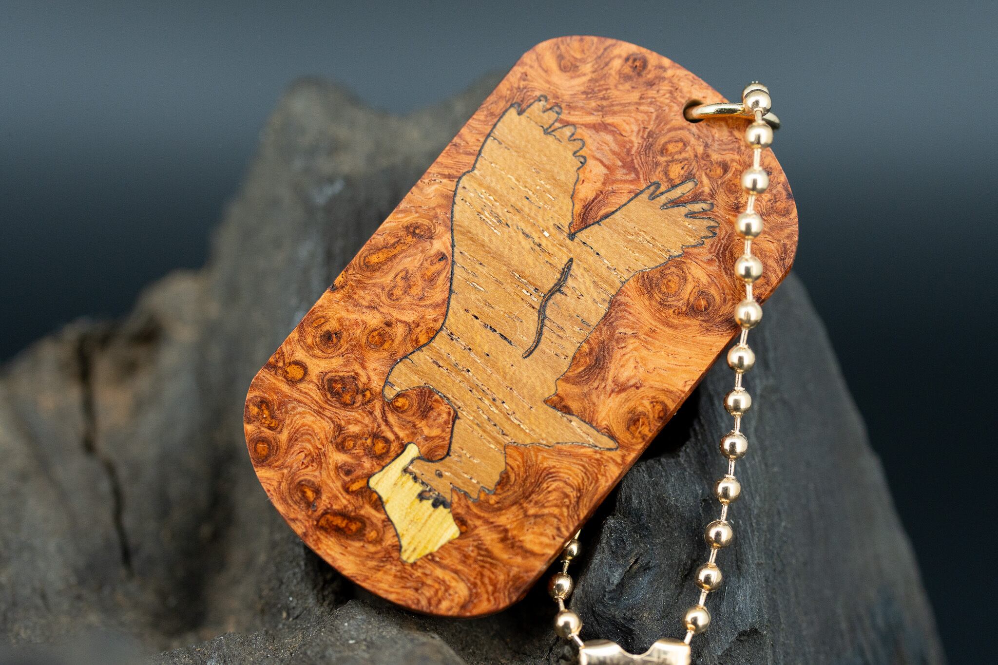 【朱色の銘木】 本花梨瘤 ドッグタグ 象嵌 トンビと油揚げ