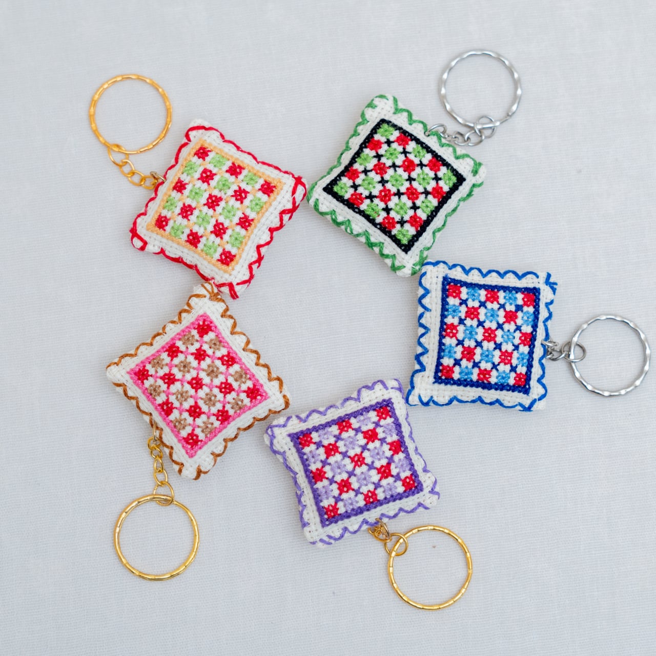 ちくちく手刺繍キーホルダー≪レーズンとひよこ豆≫ | 架け箸 ONLINE STORE