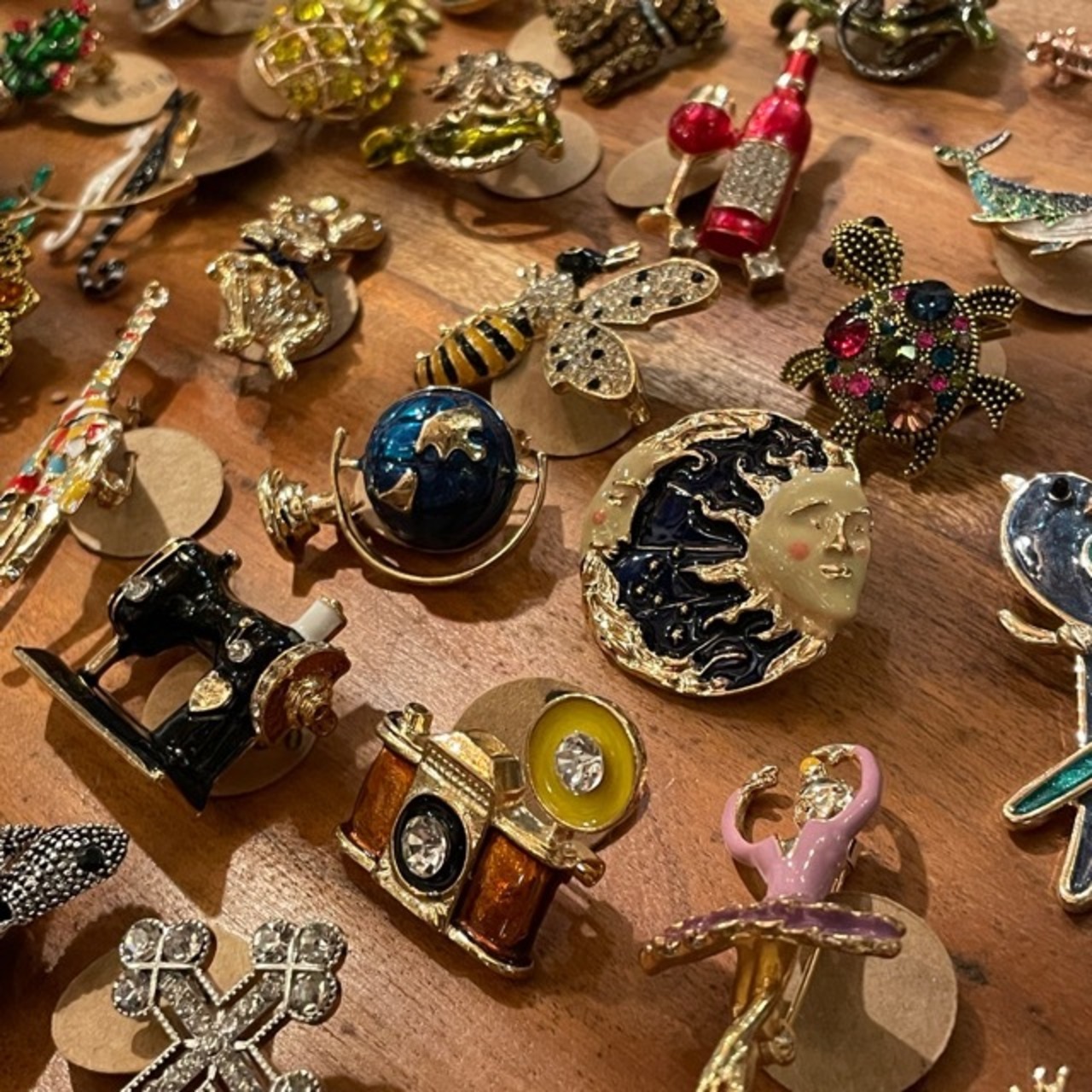 TOPANGA Jewelry Bijou art brooch Violin / ビジューアートブローチ バイオリン プレゼント プチギフト ジャケット 帽子 バッグ ニット キラキラ アクセサリー かわいい ファッション小物