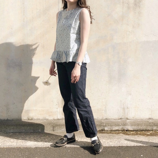 【綿100%】大人可愛いペプラム 花柄ギャザーノースリーブ｜ライトブルー｜画像1