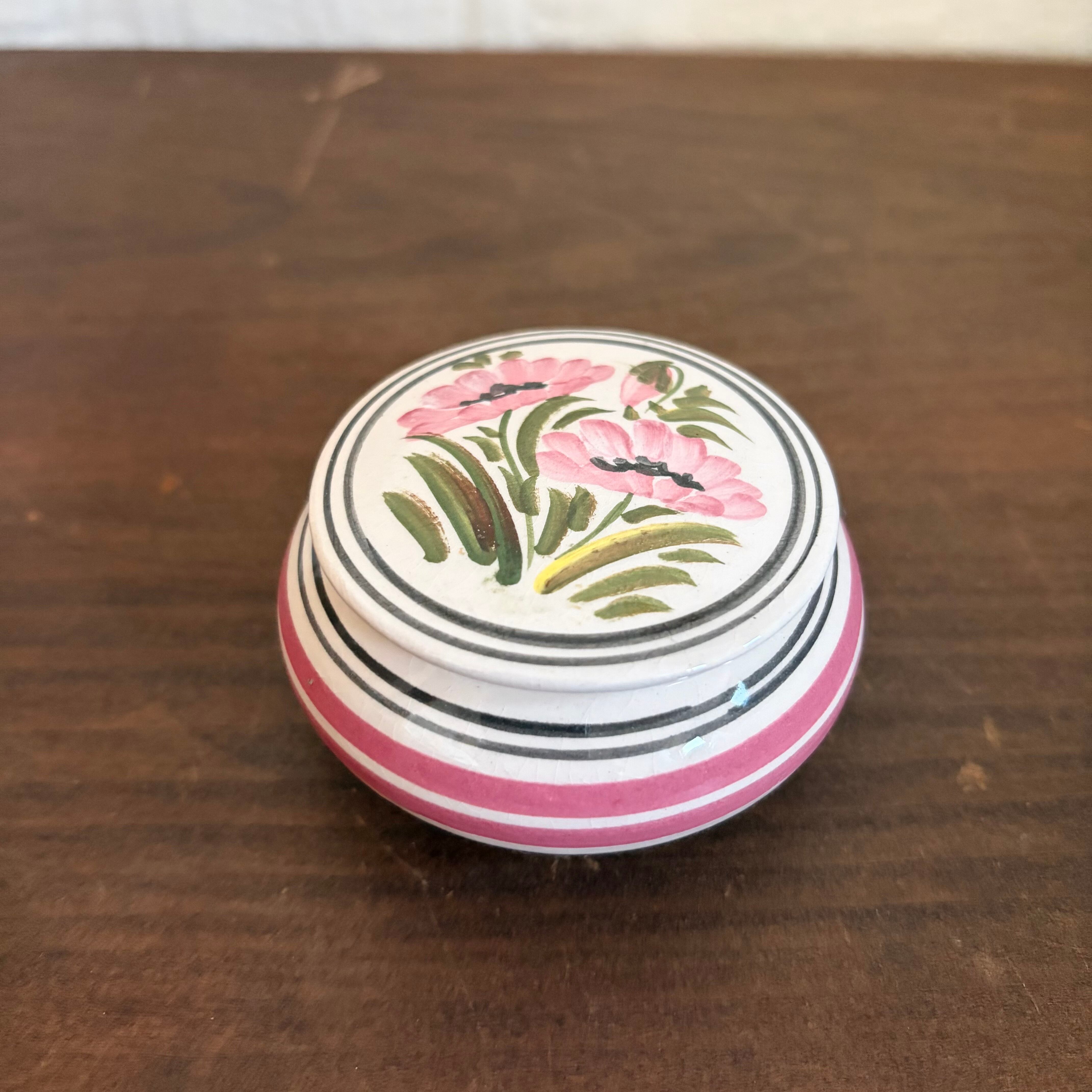 手描きのピンク色の花の入れ物