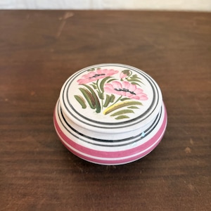 手描きのピンク色の花の入れ物