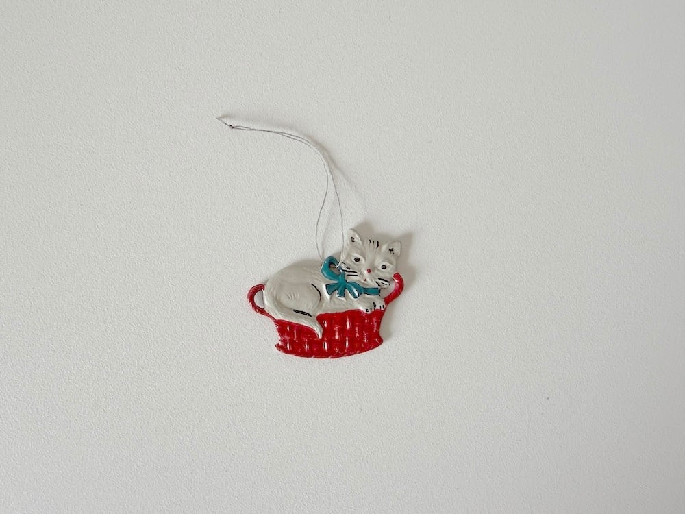 【GERMANY】1960-70'sの猫のオーナメント「バスケットでひとやすみ」 / 1960s–70s Cat Ornament: "Resting in a Basket"