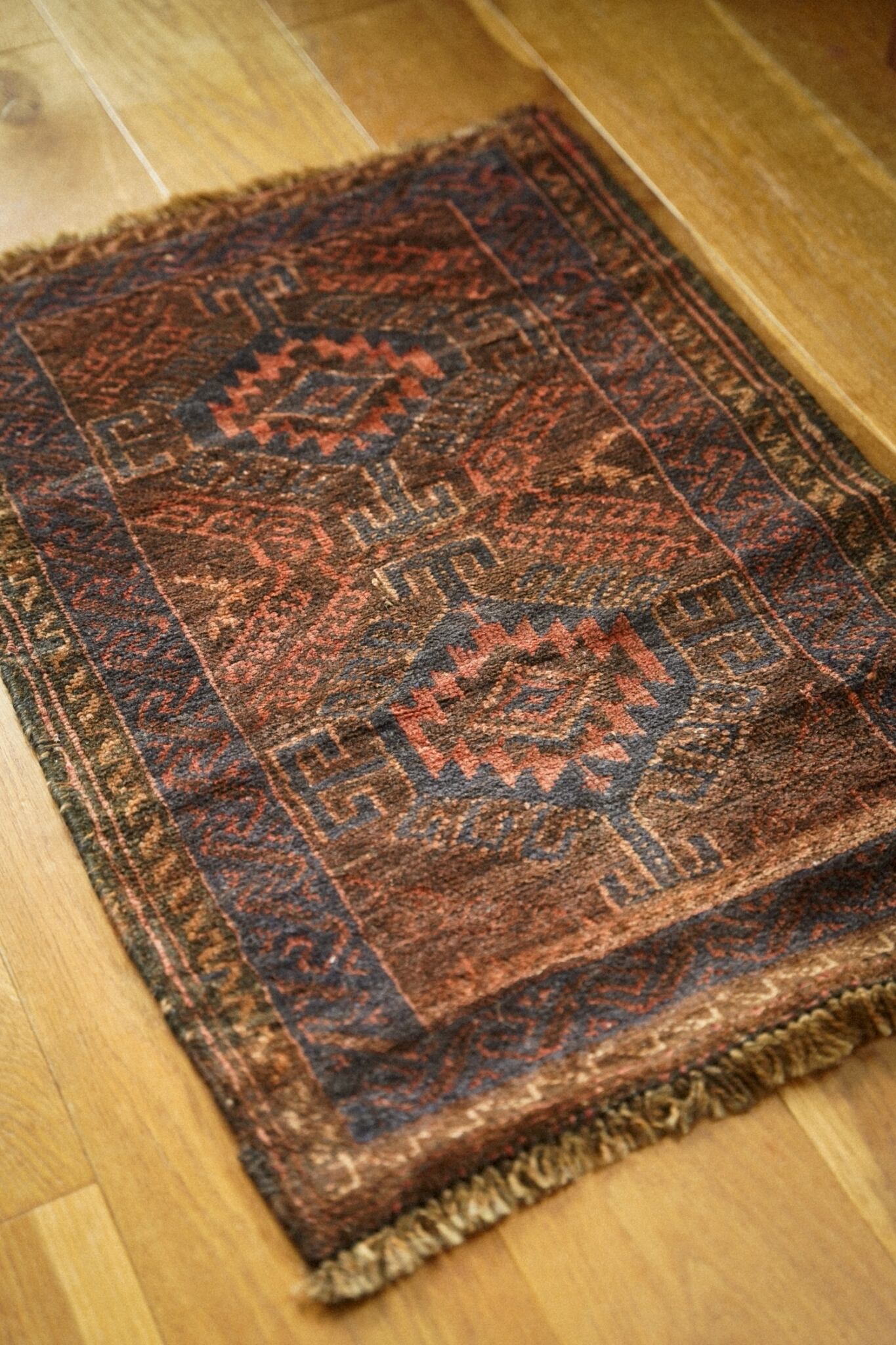 1493-Semi Antique Baluch rug | 手織りのヴィンテージラグ専門店