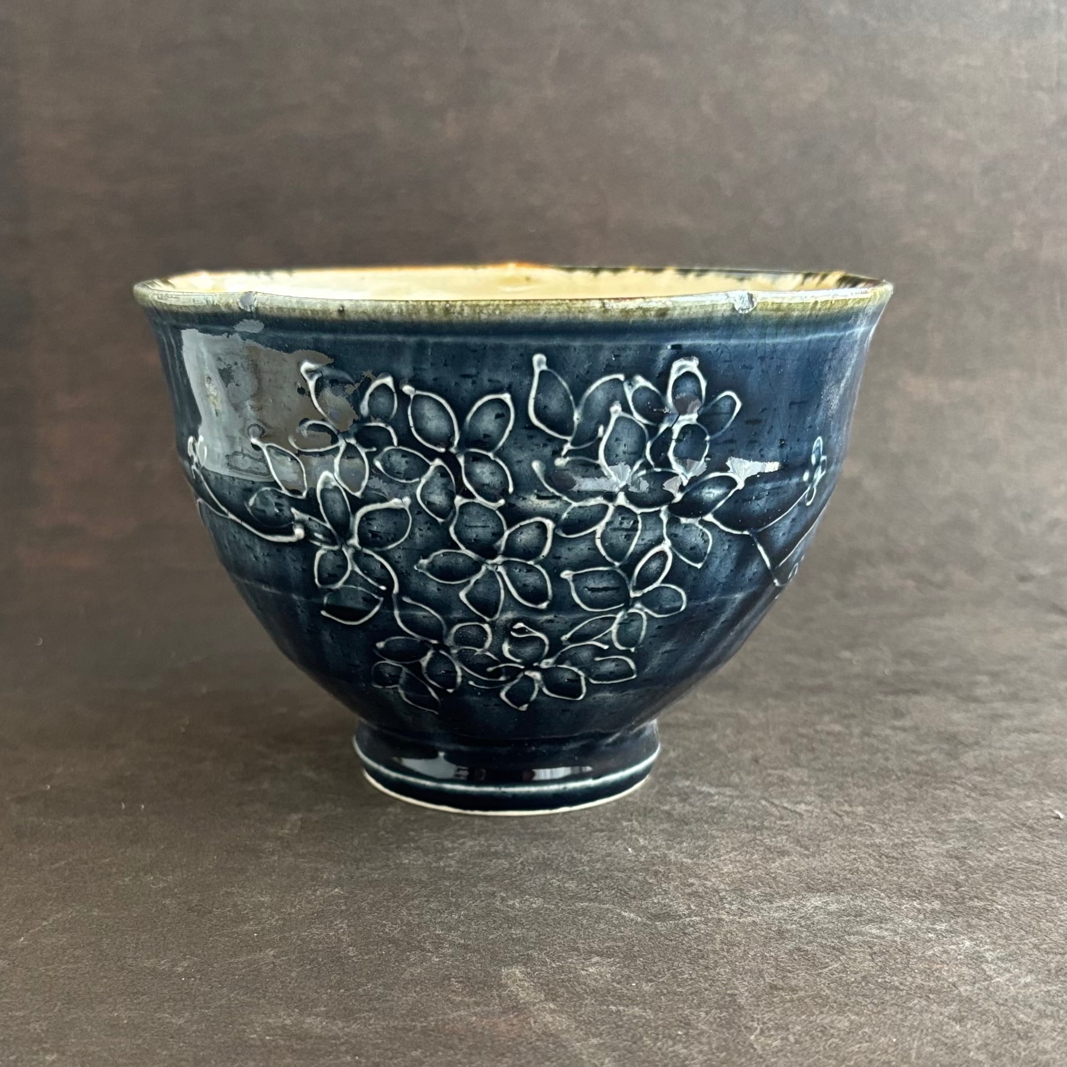 土和のルリエフ 藍釉 花形丼ぶり