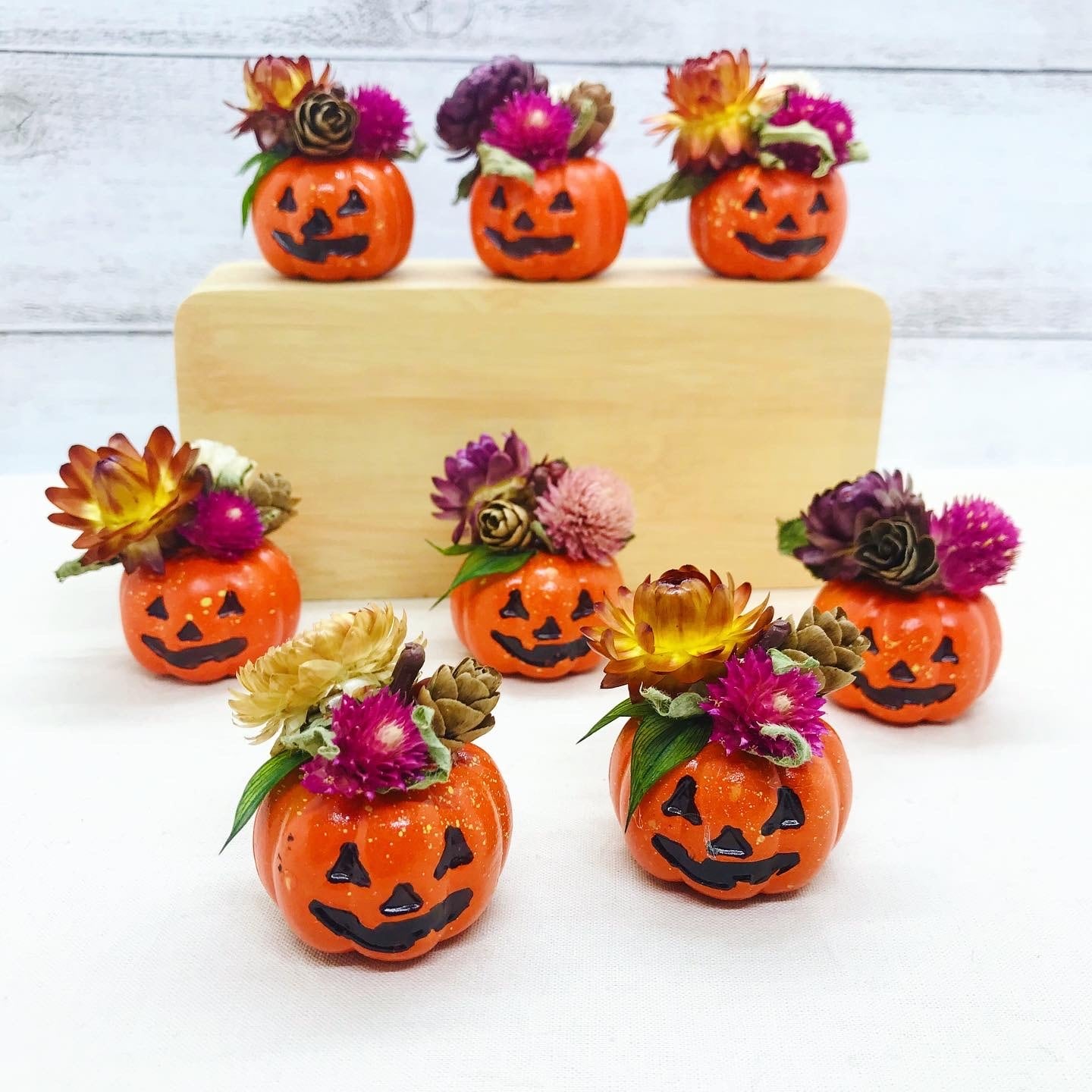 ハロウィンのインテリアに〜お花がかわいいミニカボチャのオブジェ