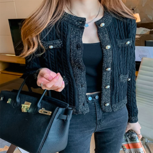 【送料無料】 カーディガン 3色 ショート 長袖 Vネック フレア Aライン キラキラ ボタン アイボリー ブラック ブルー 大人カラー モノトーン 厚手生地 ニット 防寒 暖かい かわいい 大人可愛い 綺麗 シンプル カジュアル 大人 上品 おしゃれ お洒落 大人女子 こなれ感 エレガント コンサバ 定番アイテム 体型カバー ガーリー シック 無地 冬 女性 レディース ママ 30代 40代 デート お出かけ 女子会 お呼ばれ お茶会 授業参観 休日 アウトドア 普段使い ファッション 垢抜け