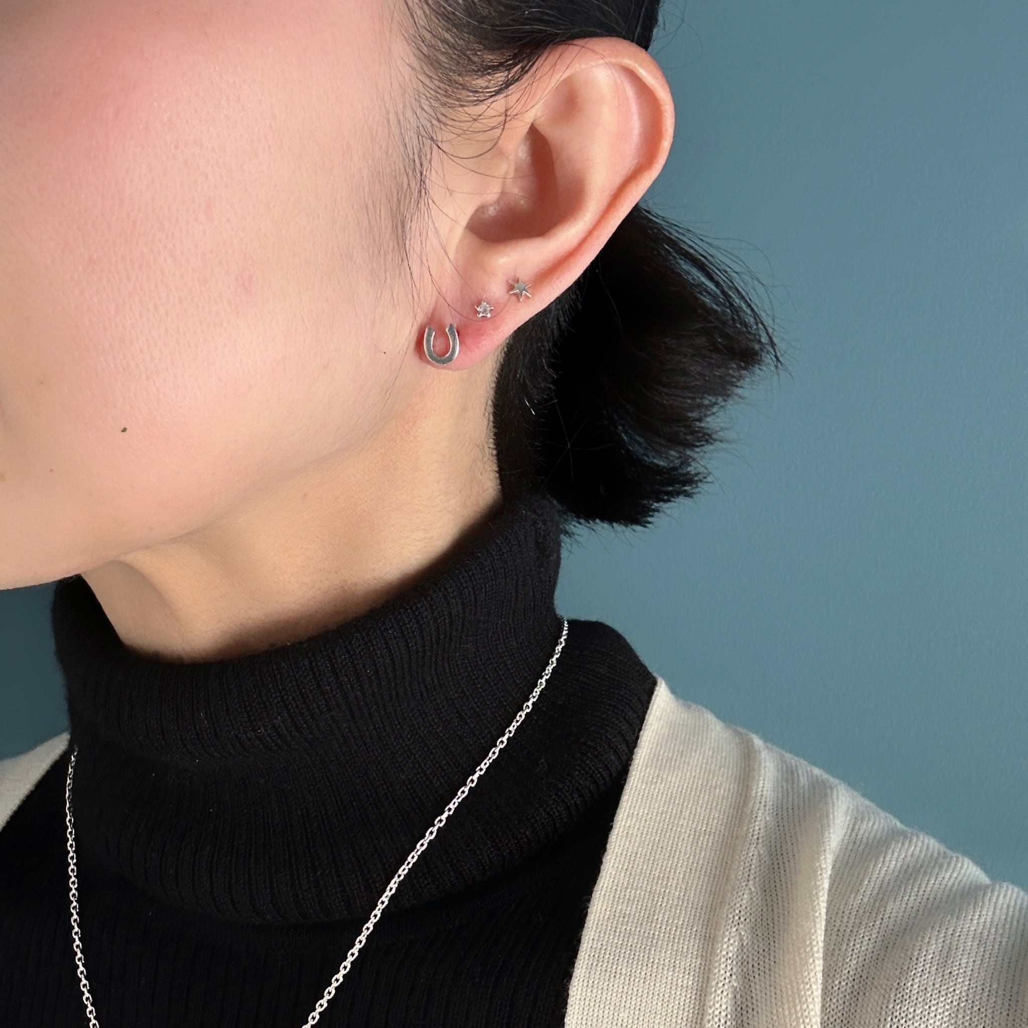 再入荷】上向き シンプル 馬蹄 スタッド ピアス 馬 蹄鉄 ホース うま