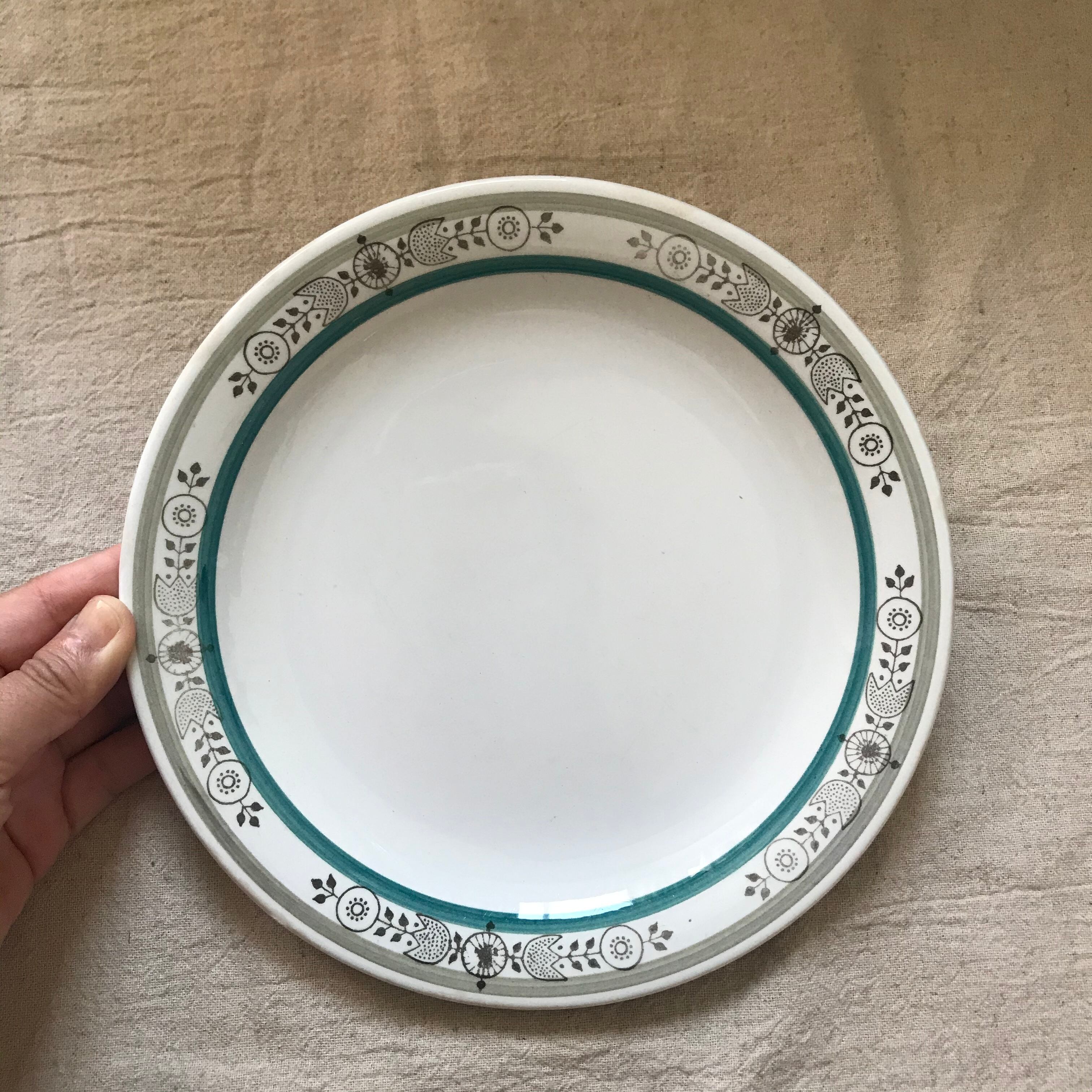 線画の花模様のプレート