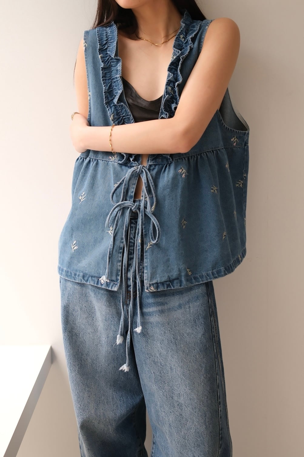 Ruffled Embroidery Denim Vest フリルエンブロイダリーデニムベスト