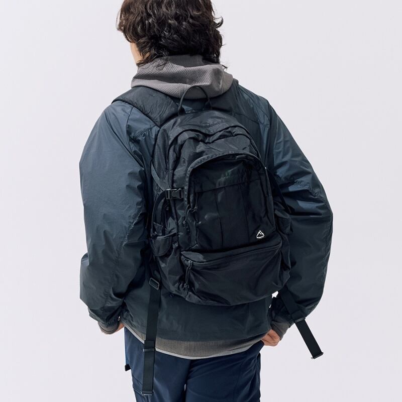 軽くて大容量の多ポケットバックパックA18616