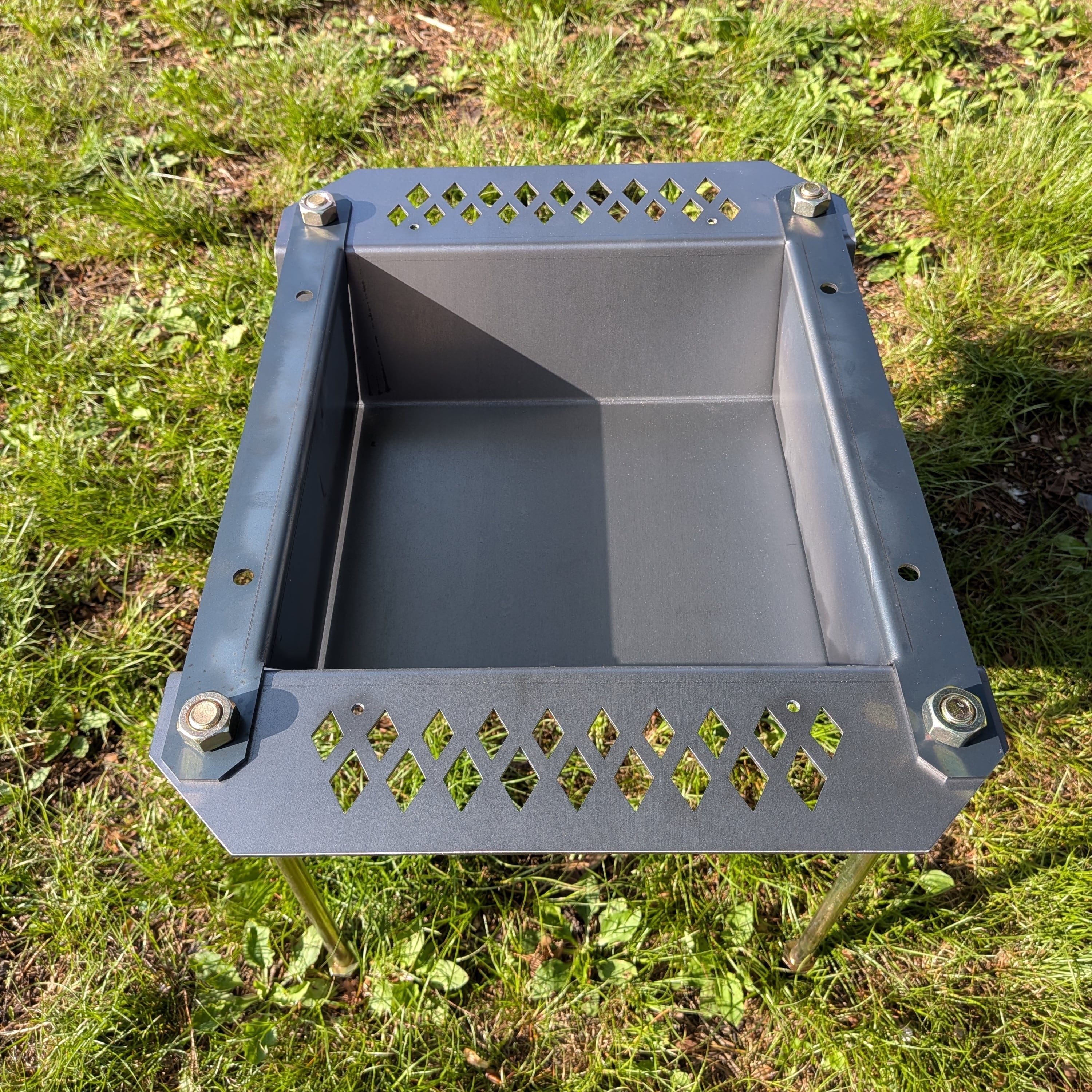 魚の串焼き焚き火台「野良グリルハーフ」黒皮鉄 日本製 | 野良道具