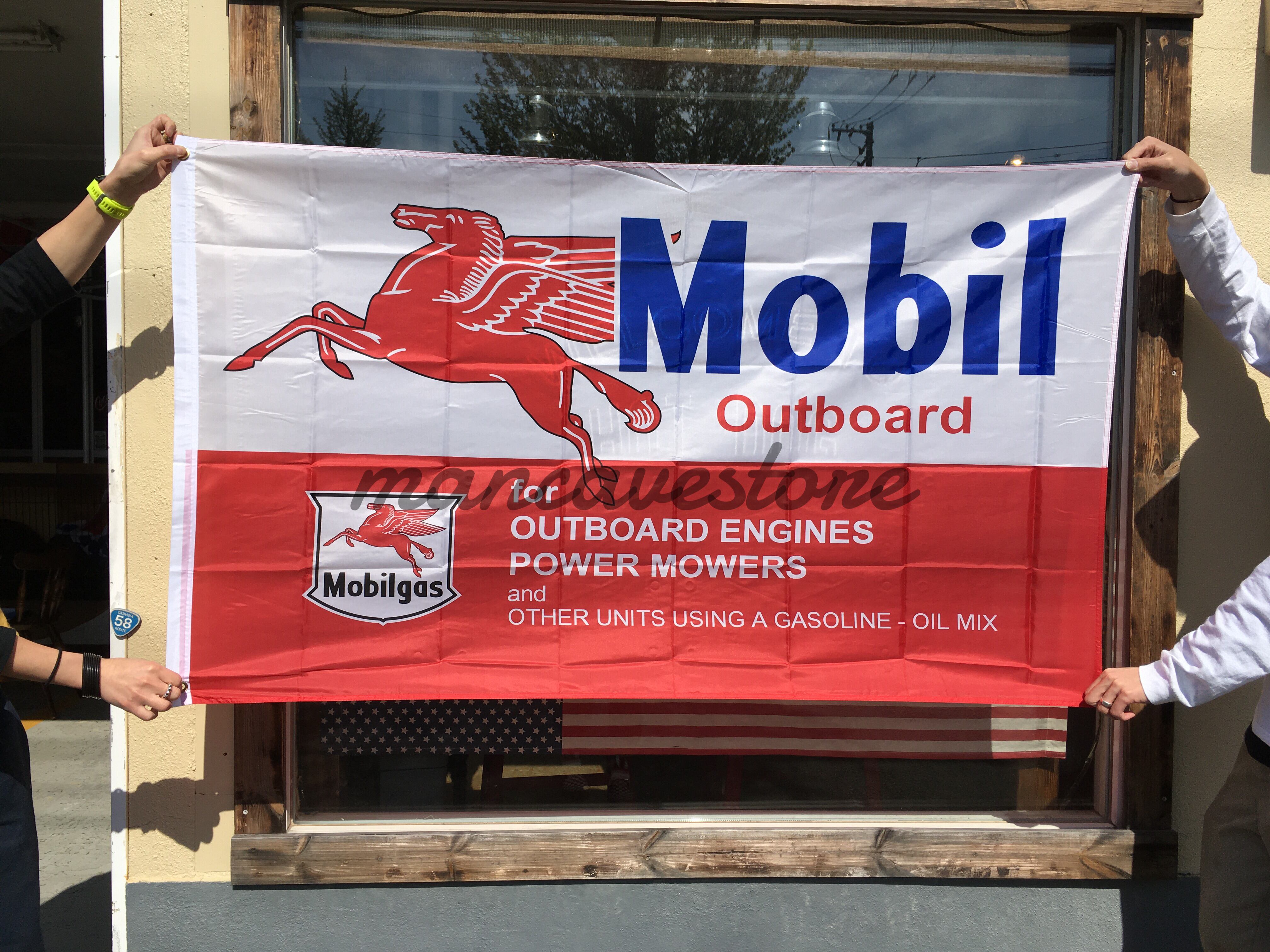 Mobil ペガサス 旗 寒く